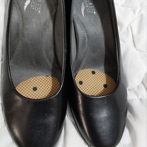 Black dress shoes